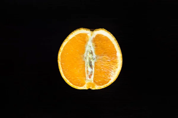 Corte meia laranja em uma mesa de madeira . — Fotografia de Stock
