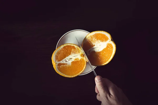 Skivad apelsin partiklar till en stål knivblad — Stockfoto