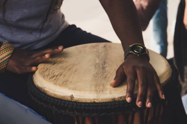 Bir Afrika veya Latin kahverengi djembe conga karşı oynanan davul