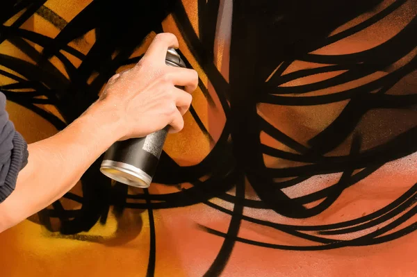 Artista de graffiti masculino adulto pintando rociando la pared , — Foto de Stock