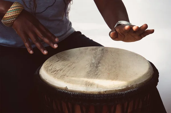 Bir kadın Afrikalı müzisyen djembe davulu çalıyor. — Stok fotoğraf