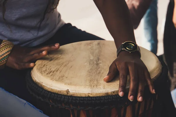 Bir Afrika veya Latin kahverengi djembe conga karşı oynanan davul — Stok fotoğraf