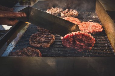 Alevli ızgara ve sığır eti Burger