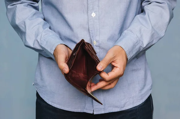 Bancarrota - Persona de negocios con una cartera vacía — Foto de Stock