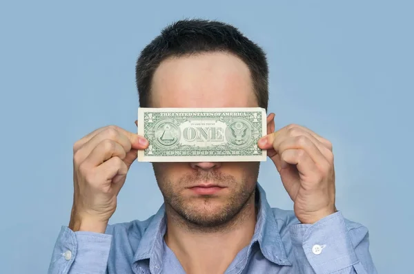 Un hombre tiene un dólar y medio. — Foto de Stock