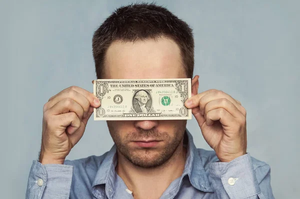 Un hombre tiene un dólar y medio. — Foto de Stock
