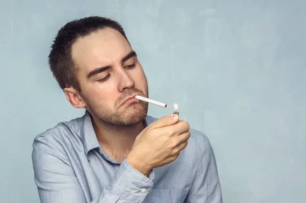 Jeune homme allumant cigarette — Photo