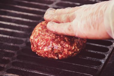 chef mutfak kıyma ile hamburger patty yapma