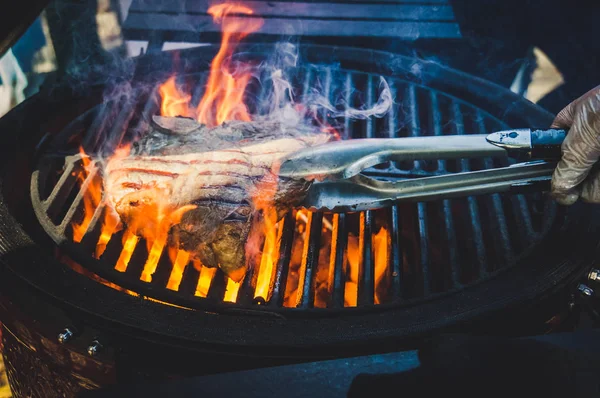 Νόστιμες μπριζόλες βοείου κρέατος στη σχάρα με φλόγες φωτιά — Φωτογραφία Αρχείου