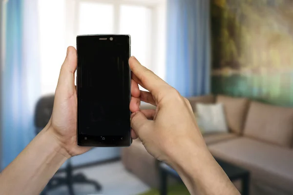 Manos de hombre sosteniendo pantalla en blanco un teléfono inteligente —  Fotos de Stock
