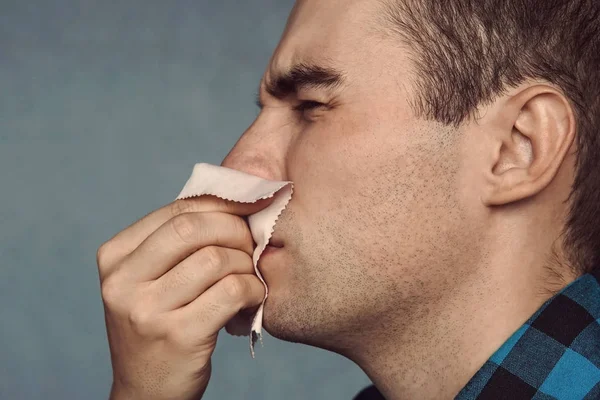 El hombre tiene secreción nasal — Foto de Stock