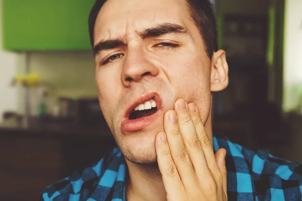 Mal de dents - jeune homme souffrant de problèmes dentaires — Photo