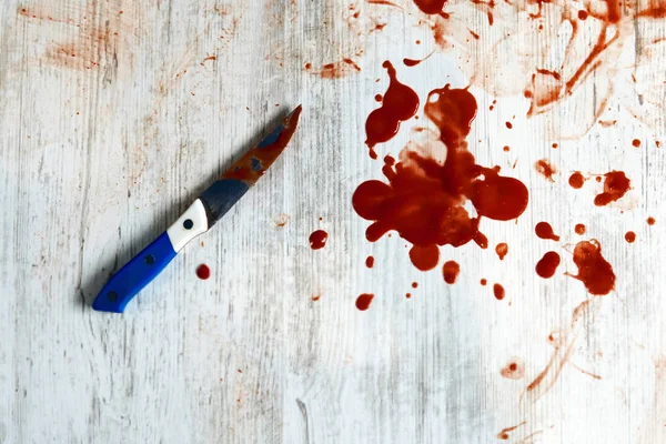 Концептуальное изображение острого ножа с кровью — стоковое фото