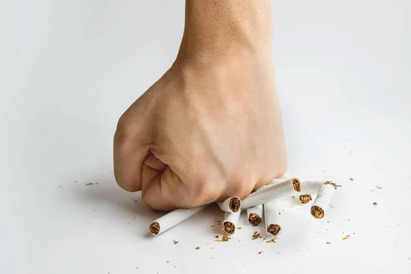 Muži ruku rozdrtil cigarety, — Stock fotografie