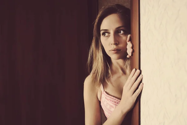 Beautiful girl peeks peeking Out of Doorway. — Stock Photo, Image