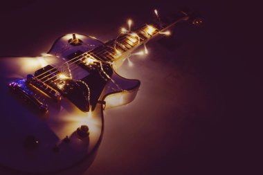 Elektro gitar ışıklı garland ile