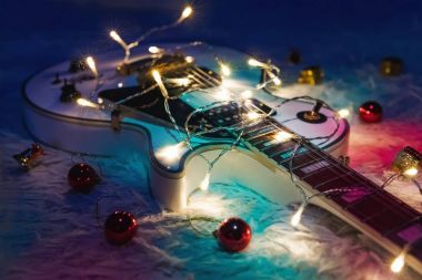 Elektro gitar ışıklı garland ile