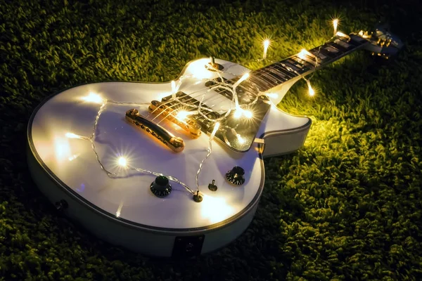 Elektro gitar ışıklı garland ile — Stok fotoğraf