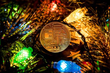 Altın bitcoin dekorasyon Noel ağacı üzerinde