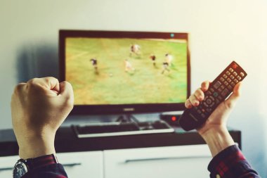 Adam evde televizyon izlerken futbol maç.
