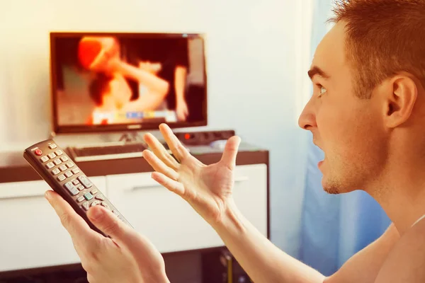 Aufgeregter Mann stellt Fernseher auf Basketball um — Stockfoto