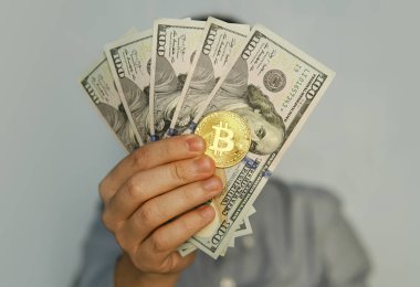 Dolar ve bitcoin'ın elinde tutan genç işadamı