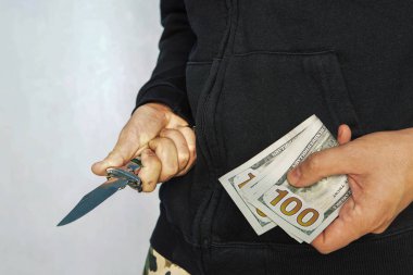 Bir bıçak tehdidi. Gece hırsızlık. Para gasp.