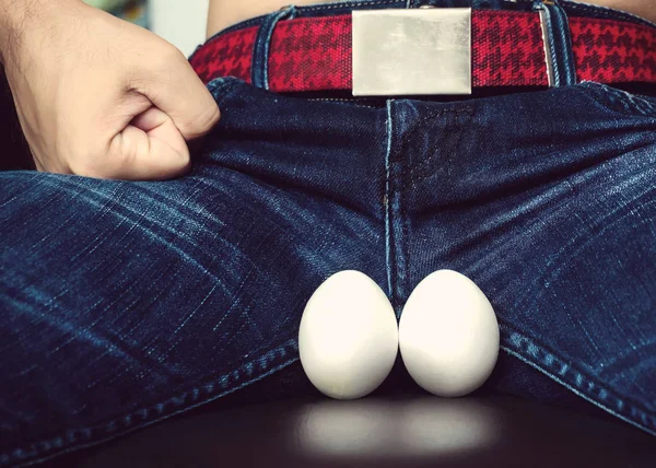 Білі яйця - символ чоловічих кульок — стокове фото