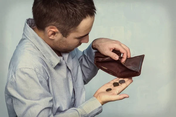 Monedas y una cartera vacía — Foto de Stock