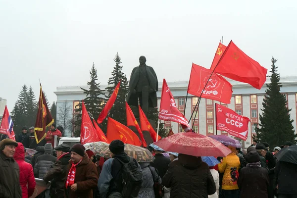 Κόκκινη σημαία του Κομμουνιστικού Κόμματος της Ουκρανίας κατά ένα μνημείο για τον Λένιν. — Φωτογραφία Αρχείου