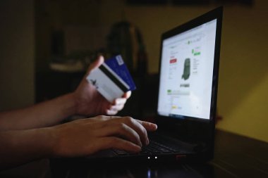 Online alışveriş ve ödeme kredi kartı ve dizüstü bilgisayar ile.