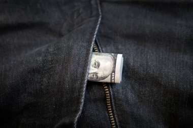 Kot pantolon cebinde birçok ABD Doları