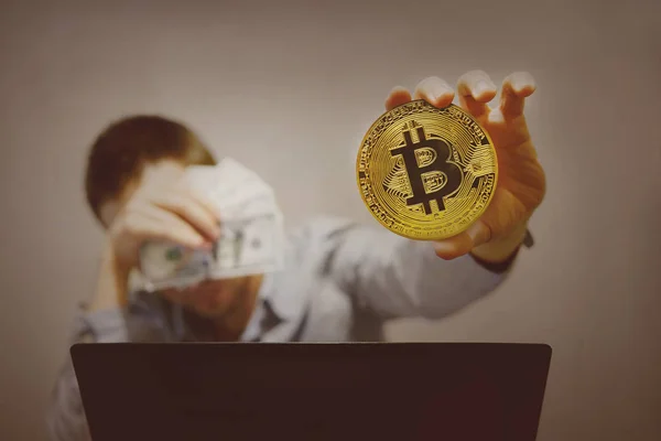 Εξόρυξη, άνδρας που κρατά στα χέρια του το σύμβολο της τη νέα κρυπτό νόμισμα bitcoin — Φωτογραφία Αρχείου