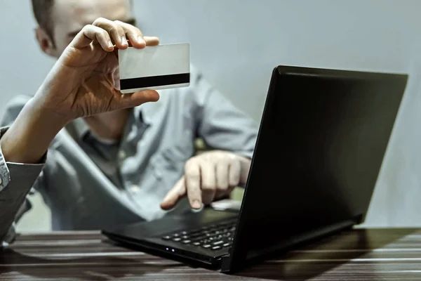 Nahaufnahme der Hände, die Online-Zahlungen tätigen — Stockfoto