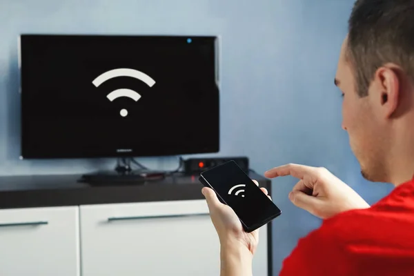 Подключение между смарт-телевизор и смартфон через Wi-Fi соединение — стоковое фото