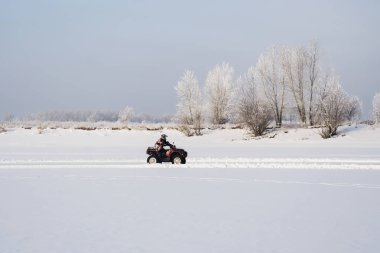 Quad bisiklet üzerinde tanımlanamayan motocross binici