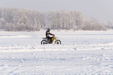 Kışın motosiklet.