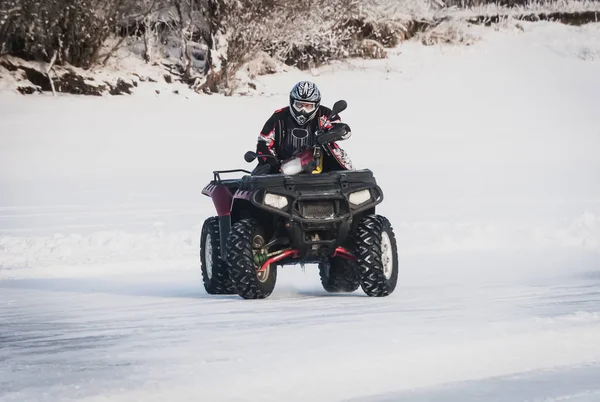 Extrémní Moto jezdce v rychlostním stupněm na Atv v zimě ve sněhu — Stock fotografie