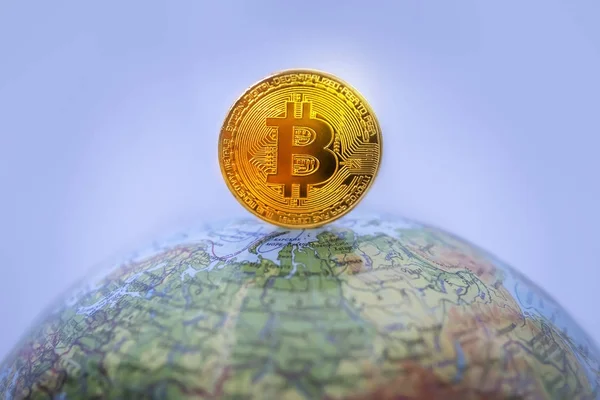 Bitcoin με χρυσό bitcoin σύμβολο και σύμβολο της γης — Φωτογραφία Αρχείου