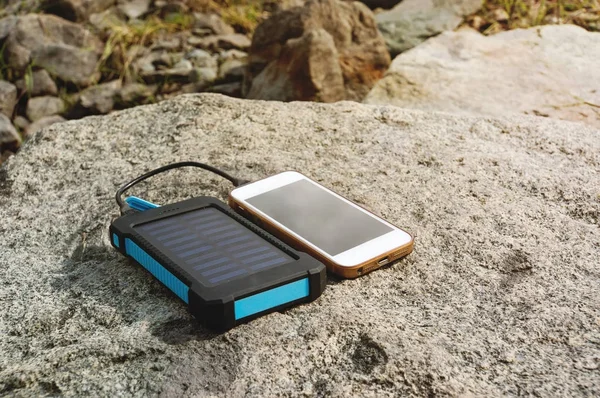 Batterie dispositif d'énergie solaire sur la pierre . — Photo