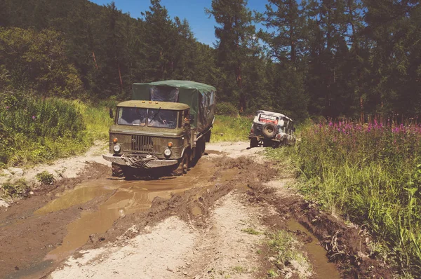 Cle οχήματα βαρύ ισχυρό φορτηγό-εδάφους με ρόδες εκτός δρόμου — Φωτογραφία Αρχείου