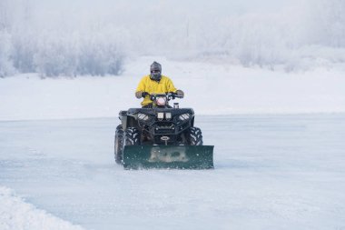 bir işçi ağır beyaz kar Michigan kış aylarında pulluklar.