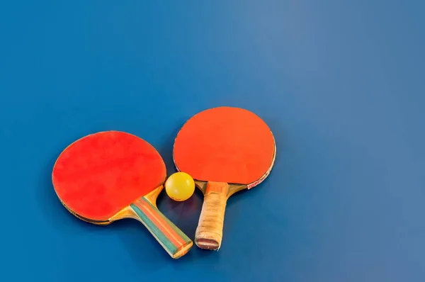 Tischtennis oder Tischtennisschläger und Bälle auf dem Tisch. — Stockfoto