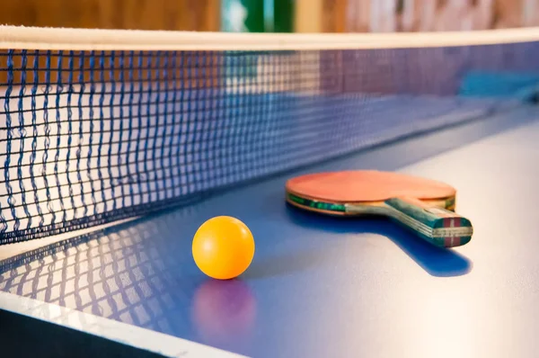 Tischtennis - Schläger, Ball, Tisch — Stockfoto