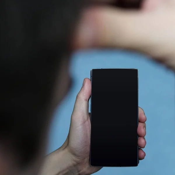 Primer plano hombre de negocios dedo toque teléfono inteligente para buscar — Foto de Stock
