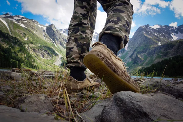 Voeten laarzen reiziger alleen buiten wandelen — Stockfoto