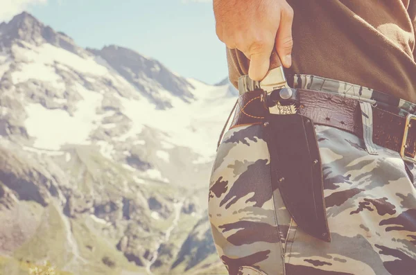 Hand hält klassisches Messer mit Scheide für Jäger, die zelten oder wandern lieben — Stockfoto