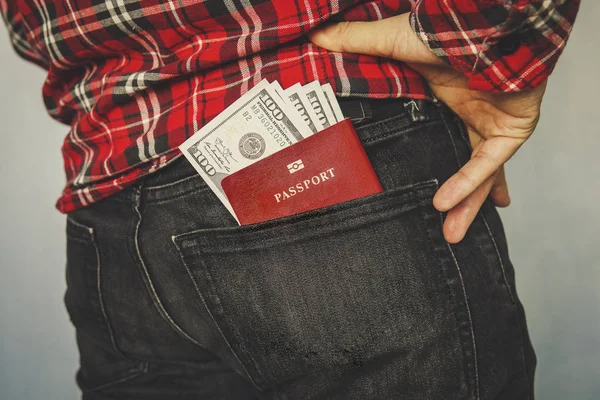 Красный паспорт в кармане джинсов — стоковое фото