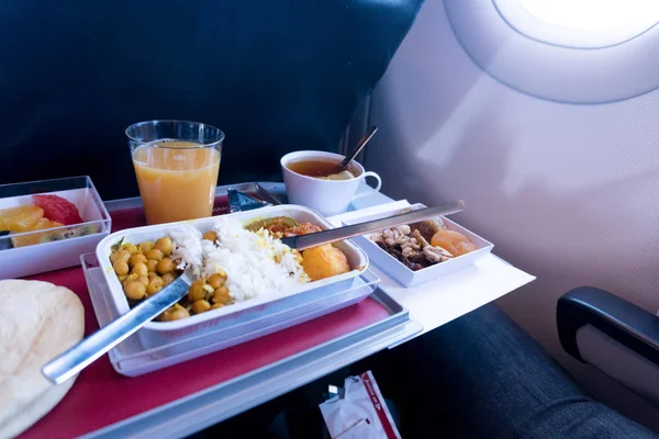 Foto de Comida servida a bordo de un avión de clase turista sobre la mesa — Foto de Stock