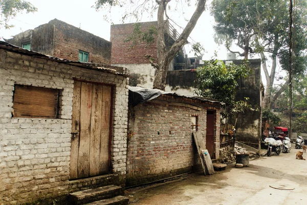 Gamla tegelhus i kvarteret fattiga i Haridwar — Stockfoto